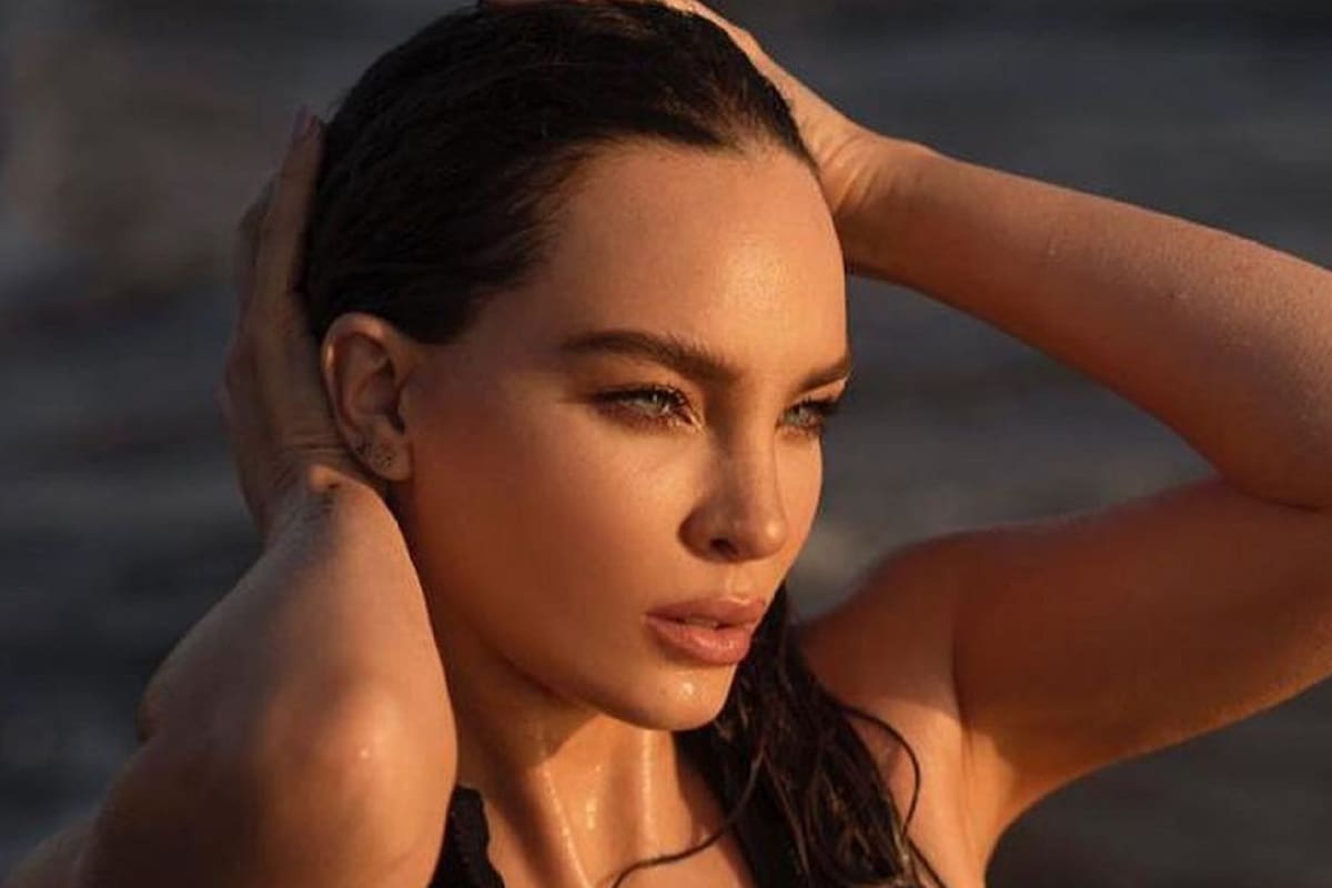 Belinda presume sus curvas con atractivo bikini rojo desde su natal España