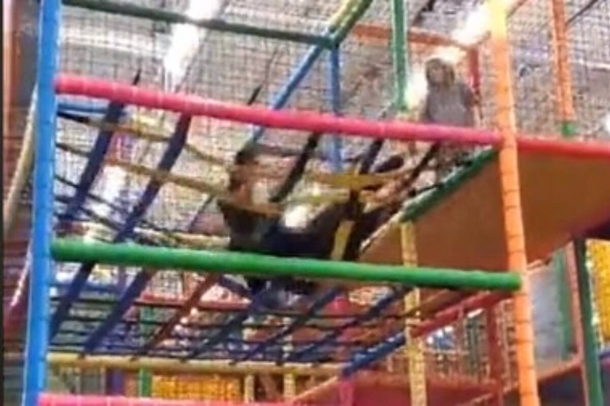 VIDEO: Señora se sube a juego infantil de laberinto de ligas y se cae de cabeza