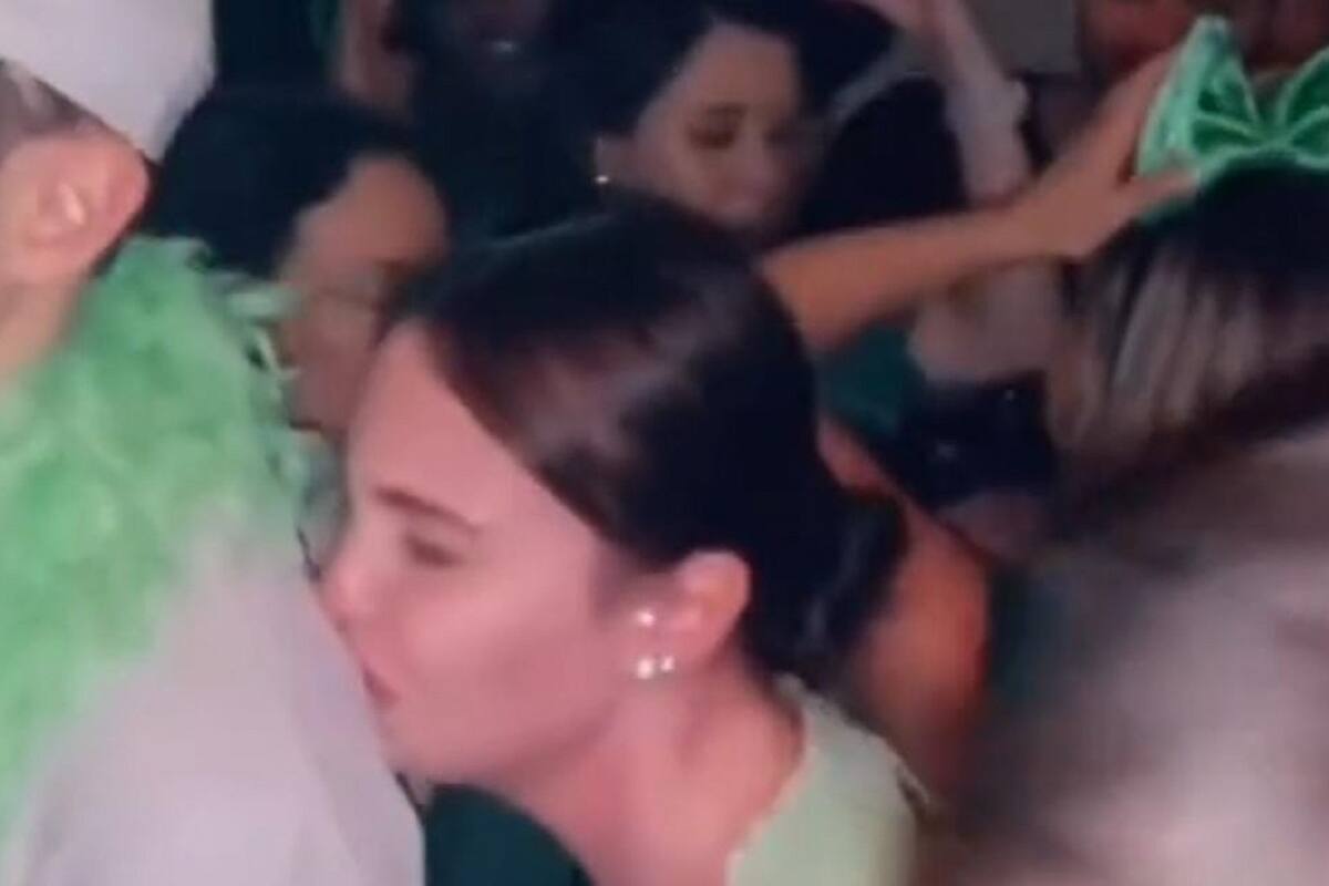 Mujer le pinta besos en la camisa a los hombres sin que se den cuenta