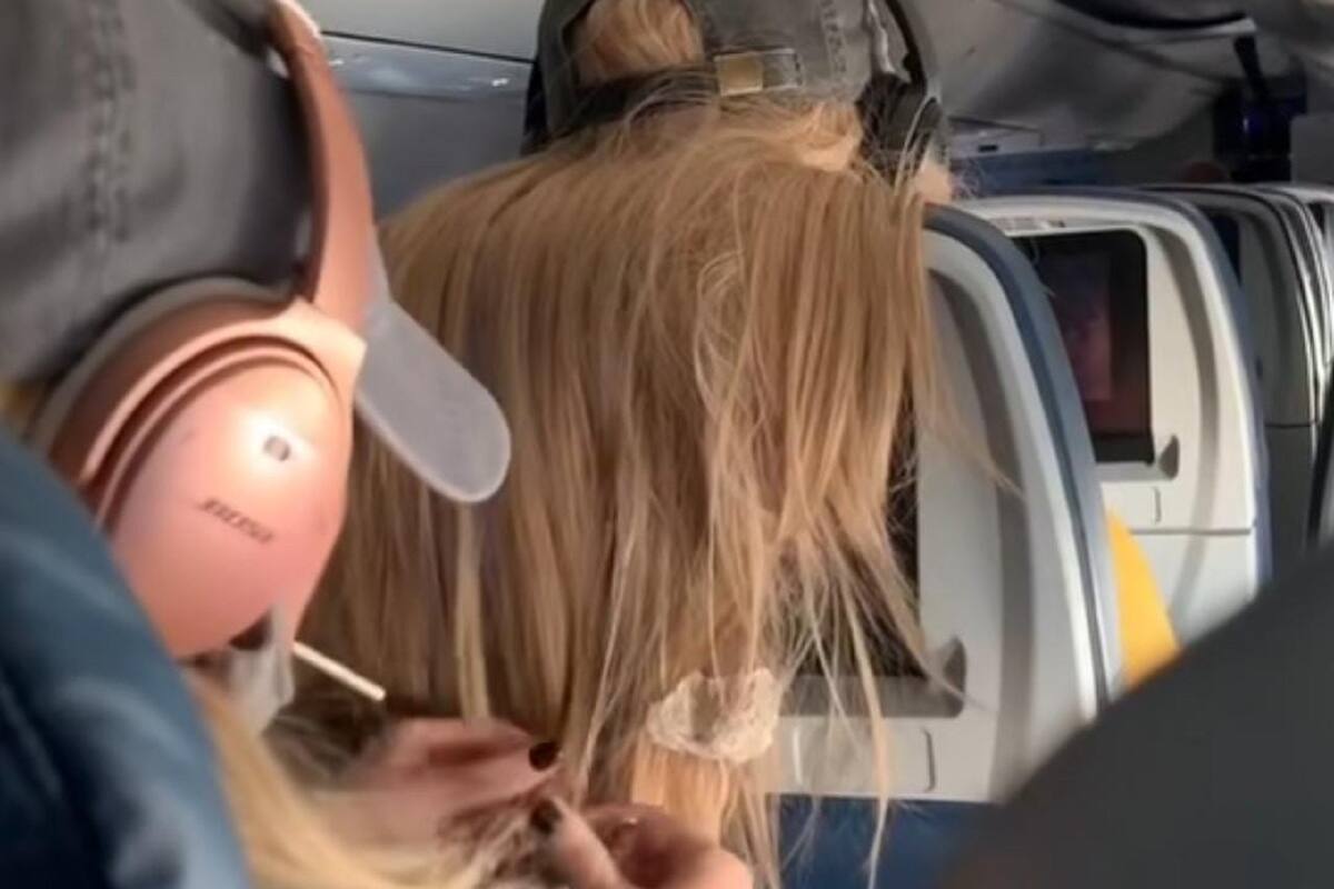 Joven se venga de mujer que la molestaba con su cabello pegándole un chicle