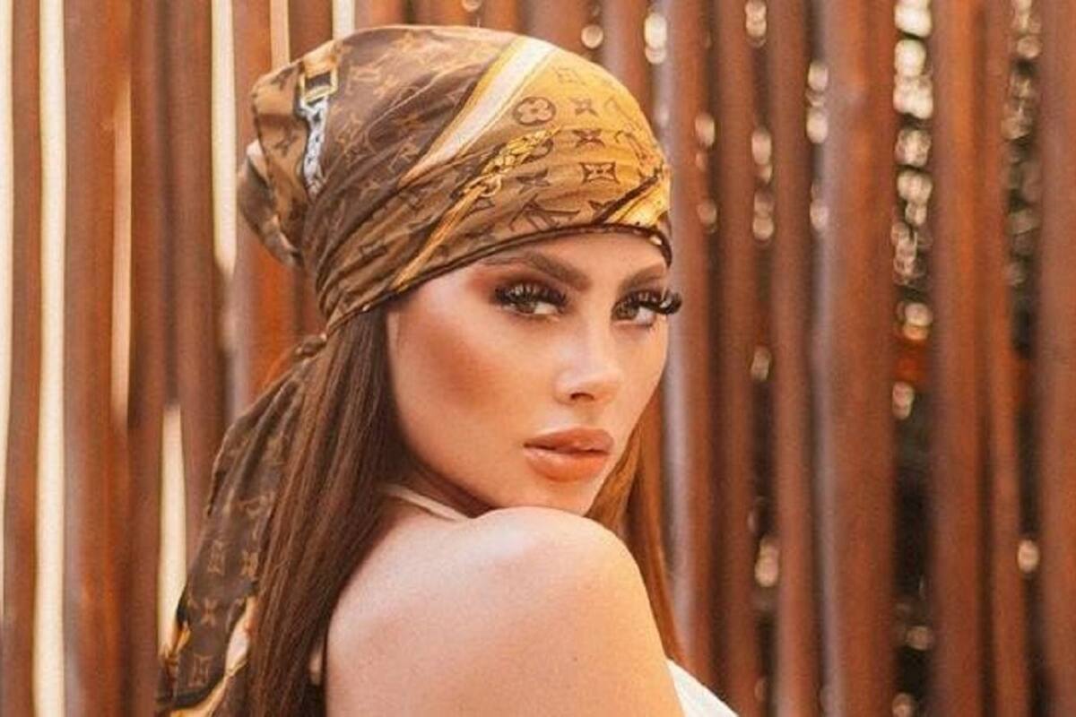 Ignacia Michelson muestra sus grandes encantos con ajustado bikini amarillo