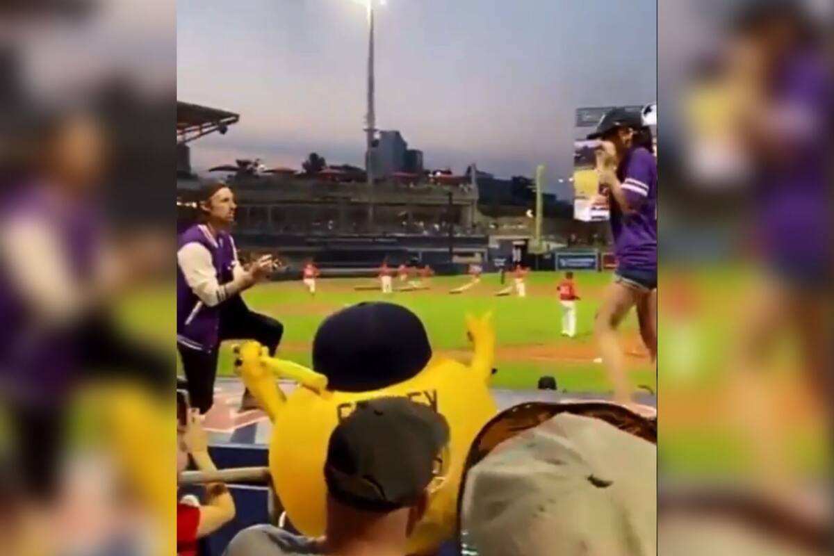Joven le pide matrimonio a su novia en partido de beisbol y ella huye