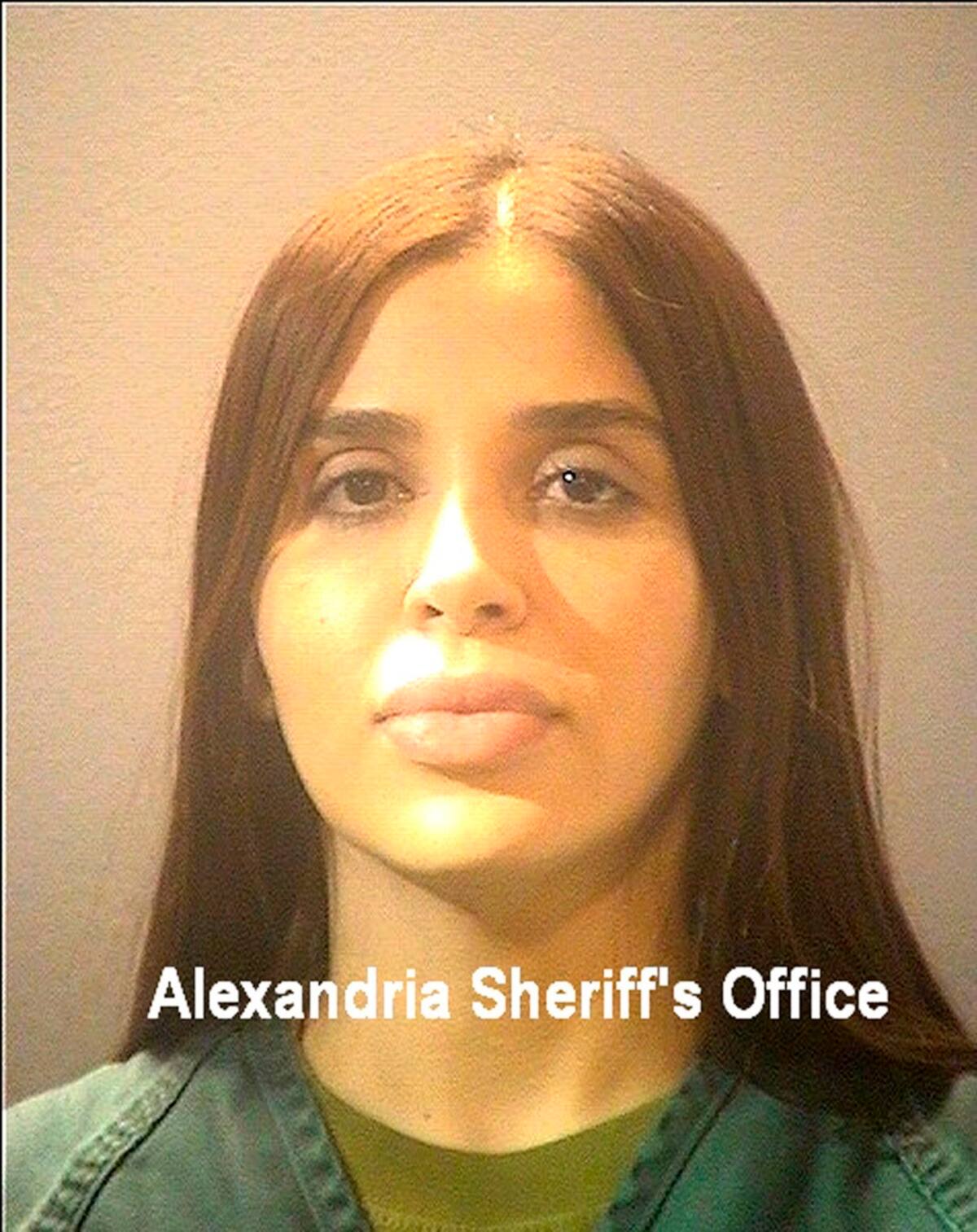 USA7329. ALEXANDRIA (VA, EEUU), 23/02/2021.- Fotografía de arresto cedida por la Oficina del Sheriff de Alexandria donde aparece Emma Coronel Aispuro, esposa del narcotraficante mexicano Joaquín "el Chapo" Guzmán quien fue arrestada este lunes en el estado de Virginia, en las afueras de Washington. Una jueza federal ordenó este martes mantener detenida temporalmente, sin posibilidad de fianza, a Emma Coronel Aispuro, la esposa del narcotraficante mexicano Joaquín "el Chapo" Guzmán, acusada de narcotráfico. EFE/Oficina Sheriff Alexandria /SOLO USO EDITORIAL/SOLO DISPONIBLE PARA ILUSTRAR LA NOTICIA QUE ACOMPAÑA (CRÉDITO OBLIGATORIO)