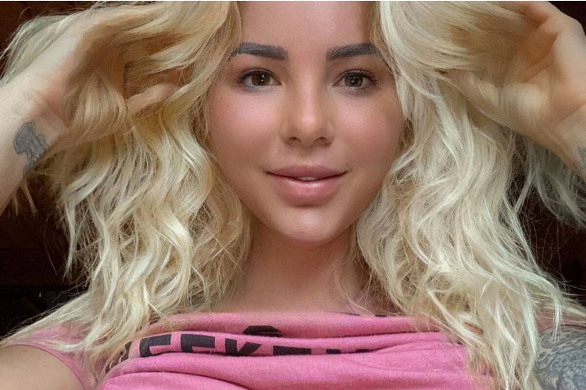 Jessica Weaver tapa sus atributos solamente con una cobija