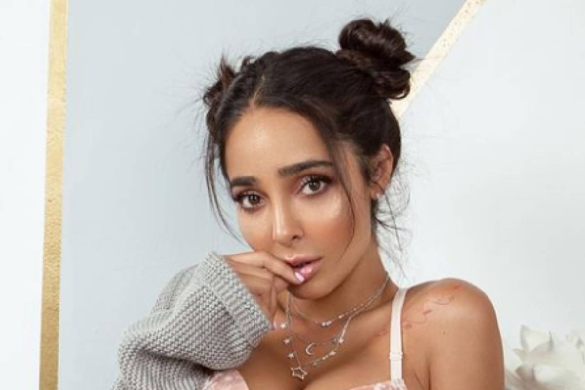 Manelyk González posa en ropa interior para vender en Instagram