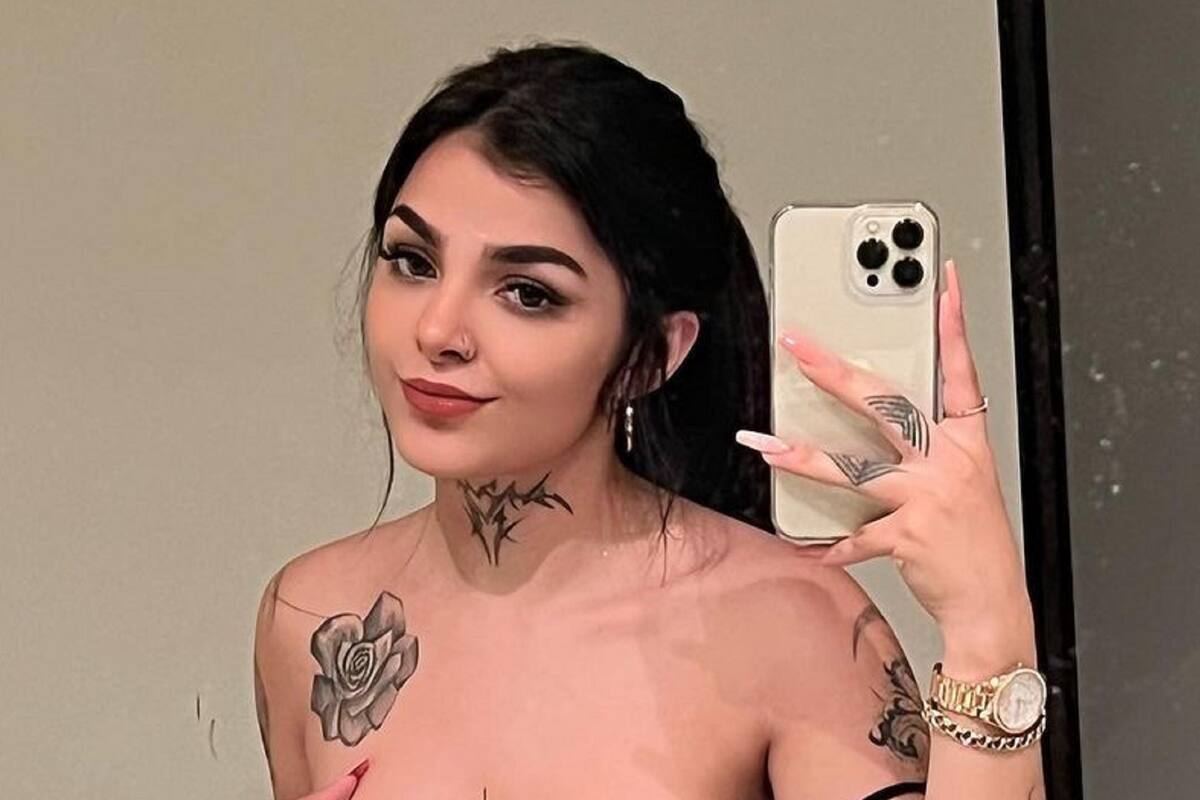 Captan a Karely Ruiz vendiendo ropa en tianguis de Nuevo León