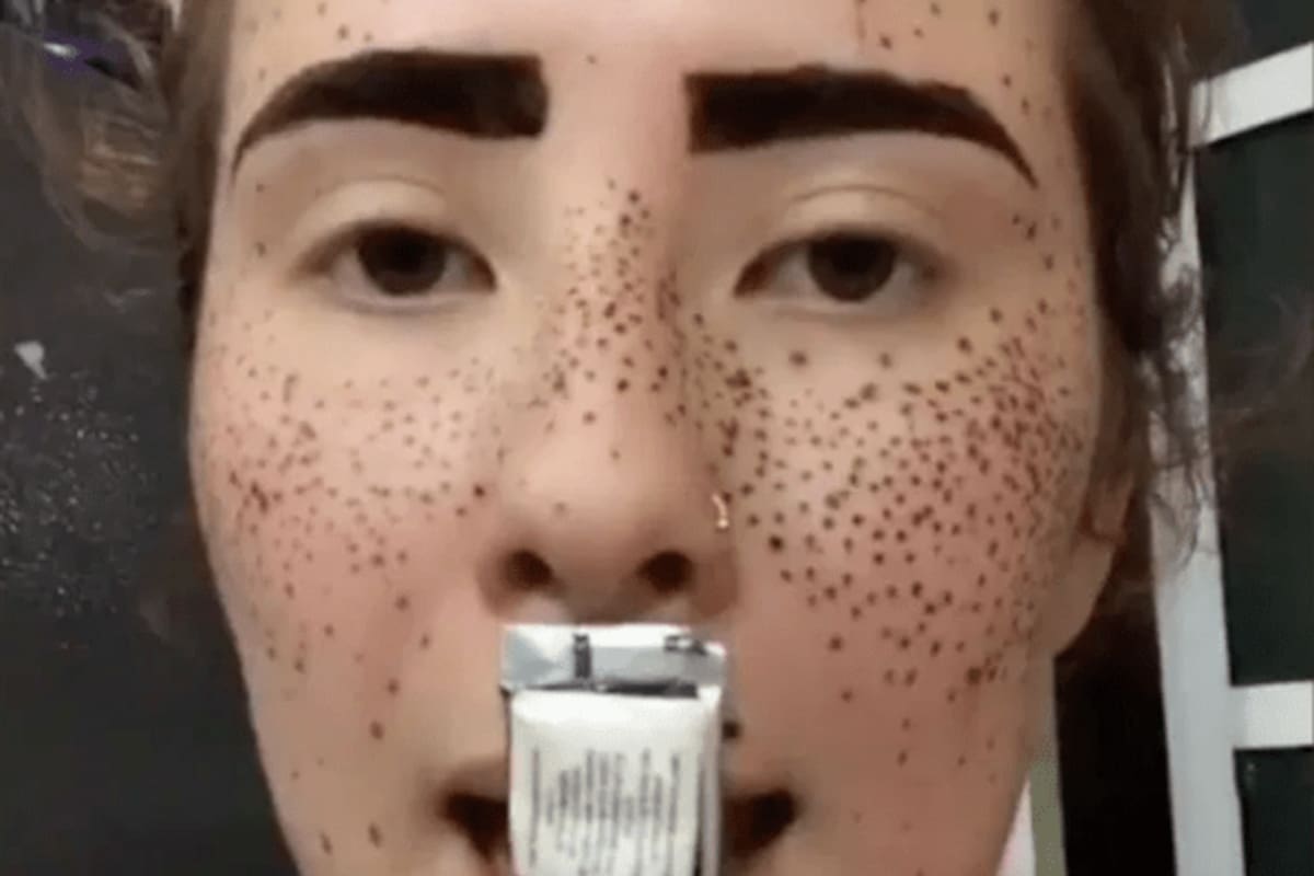 VIDEO: Joven se pinta pecas y cejas por reto de TikTok y todo sale mal
