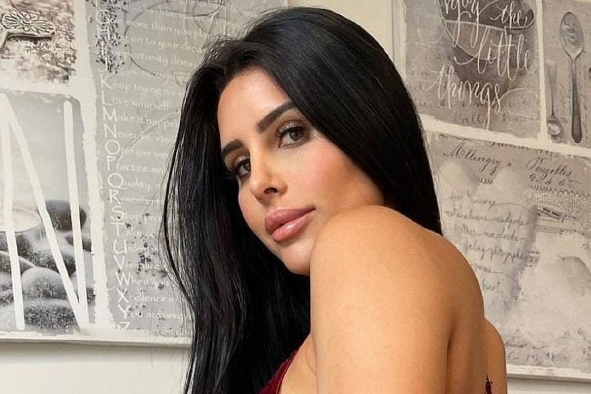 Lily Adrianne modela desde la orilla del mar su traje de baño