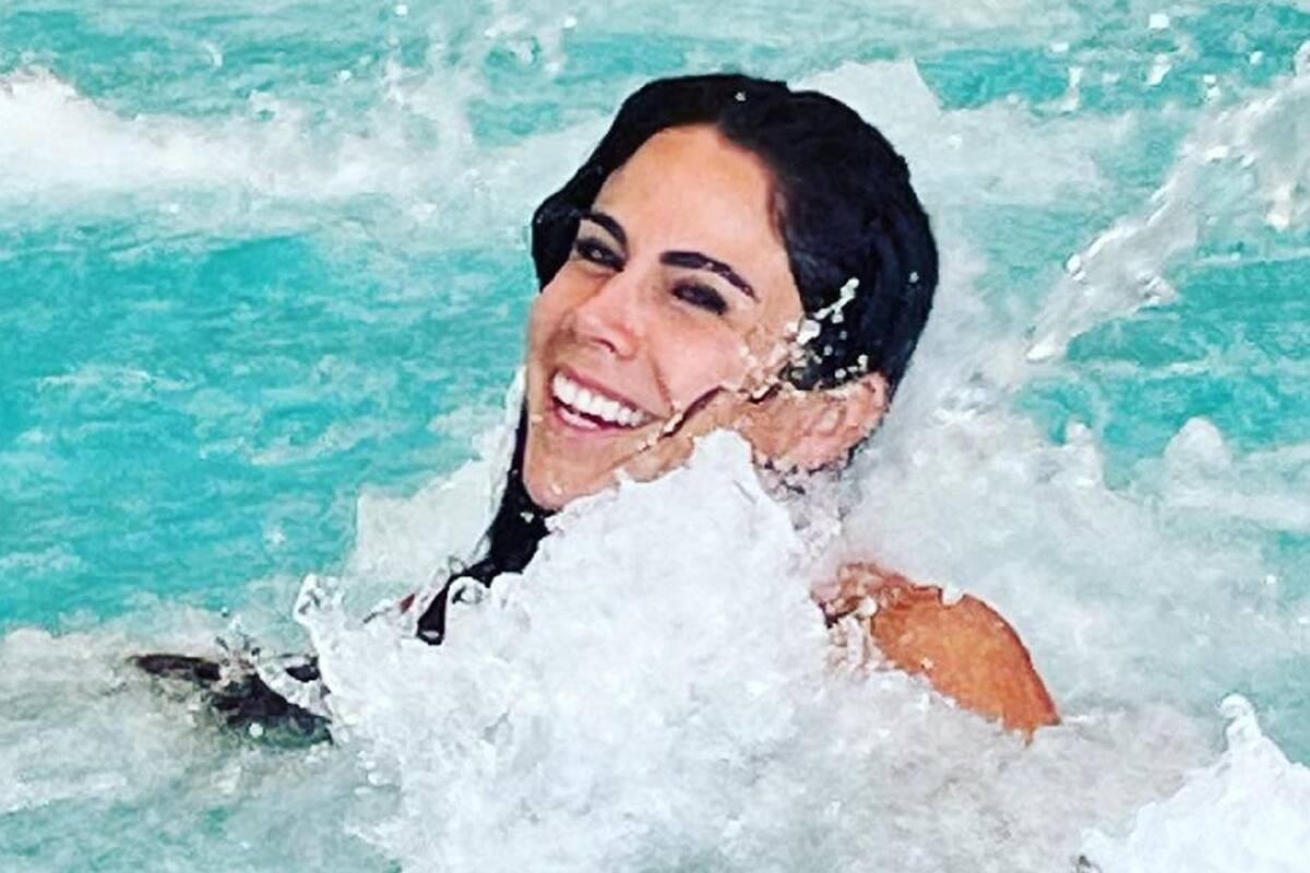 Paola Rojas derrite las redes sociales con mini bikini animal print