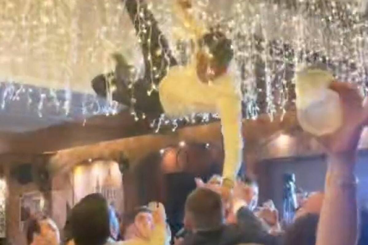 VIDEO VIRAL: Jóvenes tiran la decoración de una boda por “celebrar de más”