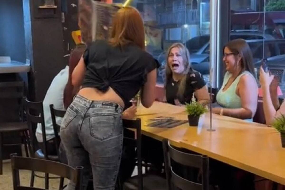 Joven se hace pasar por mesera y sorprende a su familia tras cuatro años sin verlos