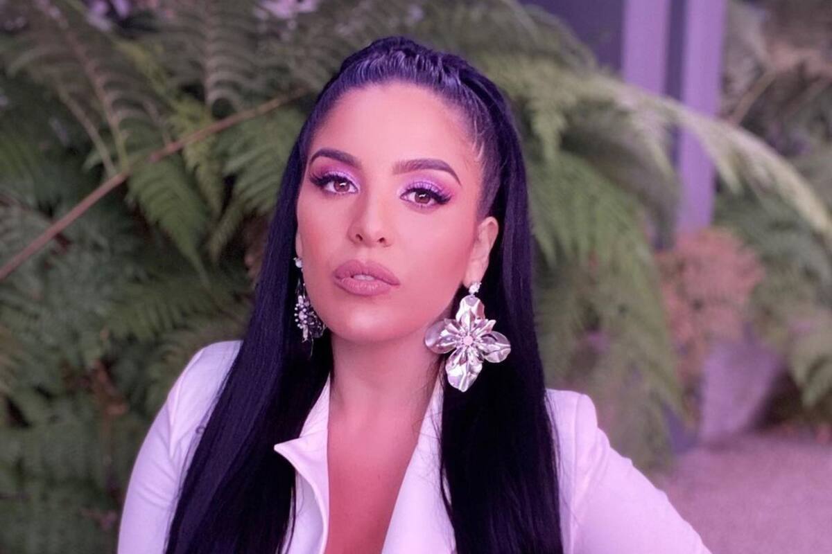 Curvy Zelma luce su retaguardia en entallado pantalón