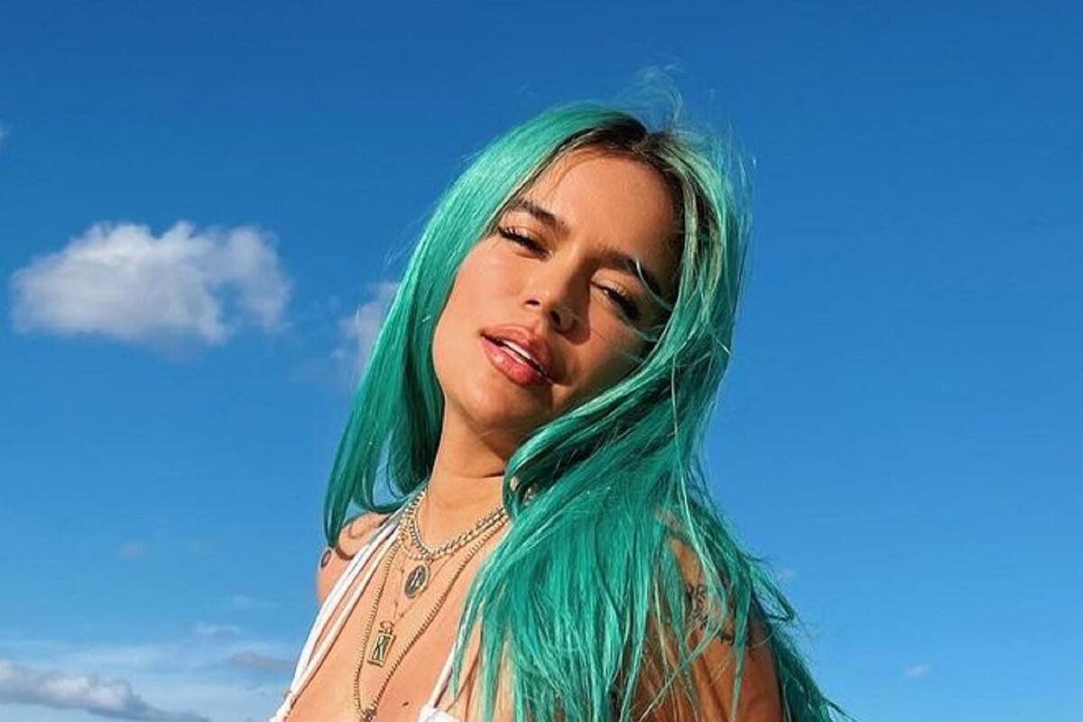 Karol G casi enseña de más al mostrar sus curvas con bikini de hilos