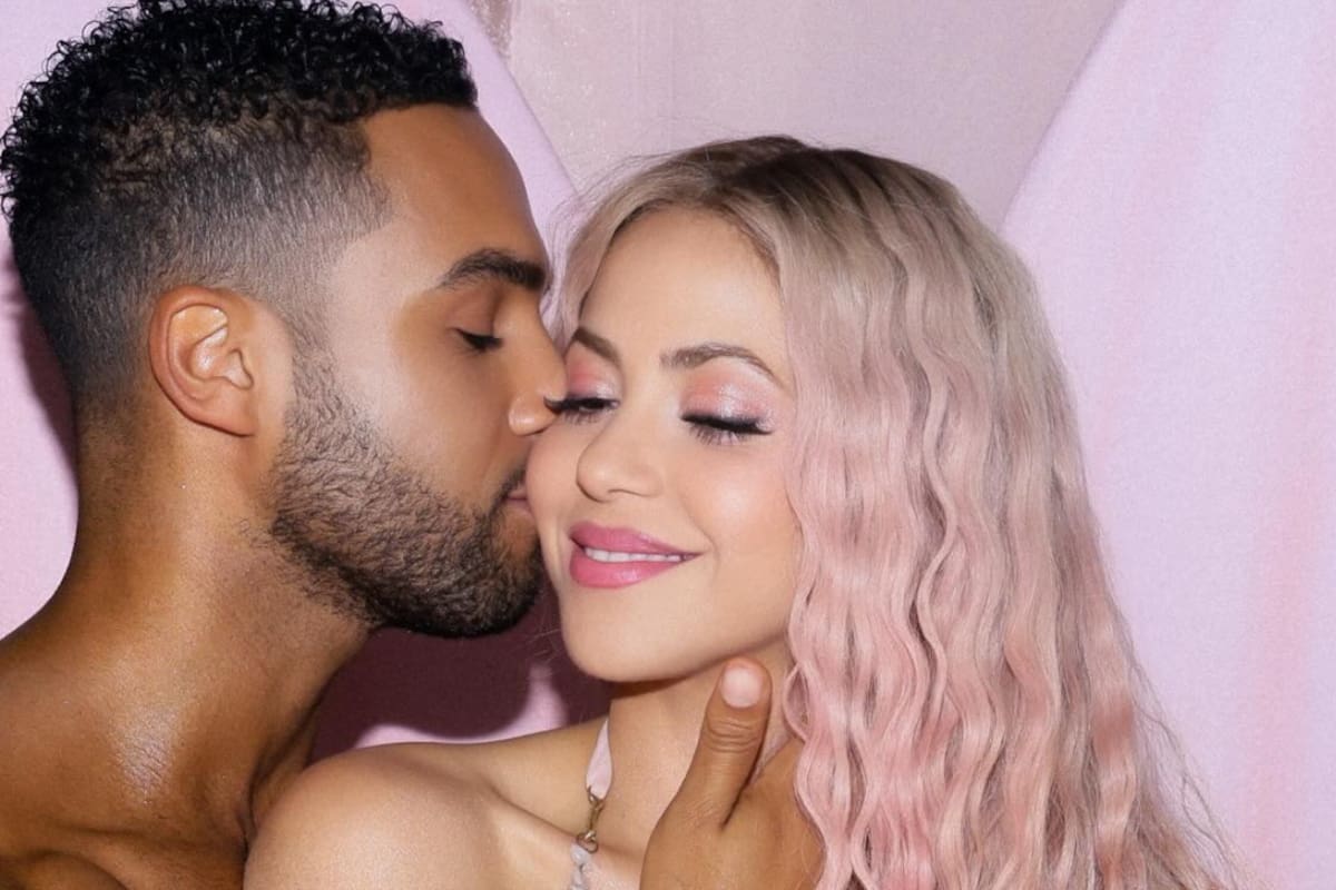 Shakira comparte seductoras fotos junto a Lucien Laviscount