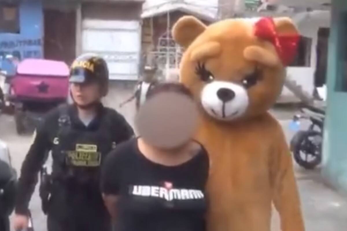 Policía se disfraza de oso para capturar a vendedoras de drogas en operación sorpresa de San Valentín