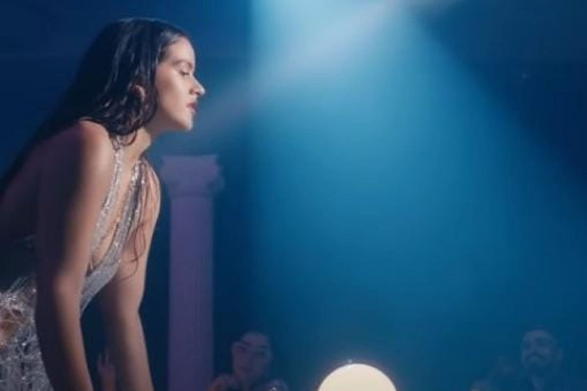 Rosalía pone a cantar bachata en español a The Weeknd con su nueva canción “La Fama”