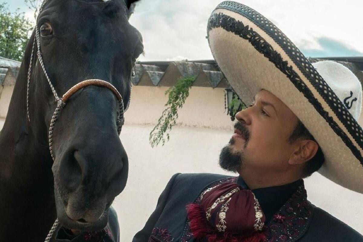 Pepe Aguilar rinde homenaje a Vicente Fernández en pleno concierto