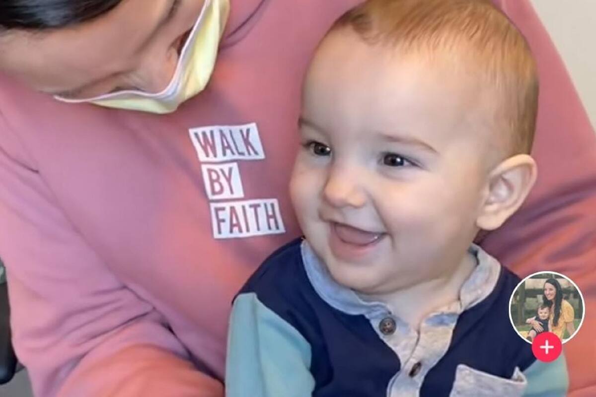 Bebé sordo escucha por primera vez la voz de sus padres y esta fue su tierna reacción