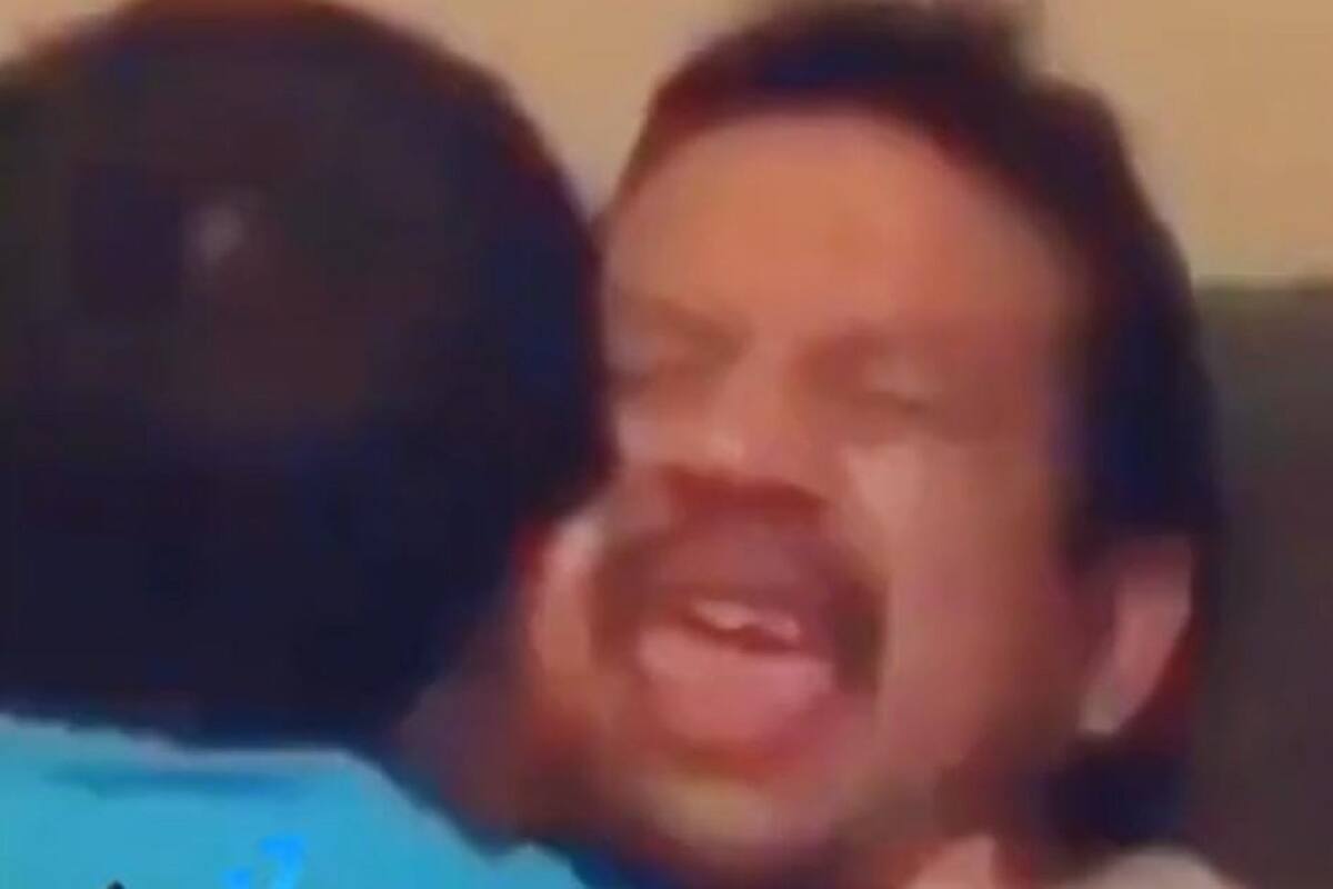 Hombre se hace el muerto en frente de su pequeño hijo y este le da tremenda cachetada