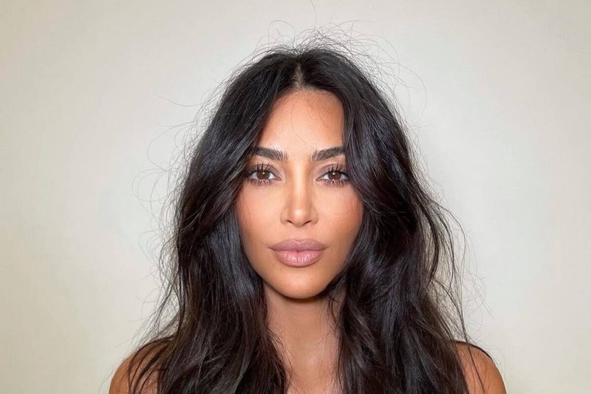 Kim Kardashian y su amiga paralizan con coqueto conjunto de su nueva colección