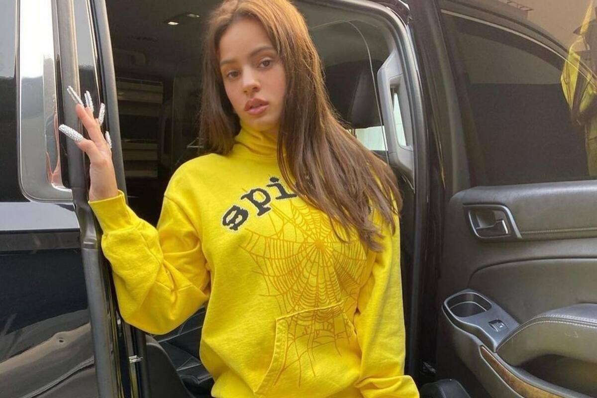 Rosalía luce sus curvas a la orilla de la playa