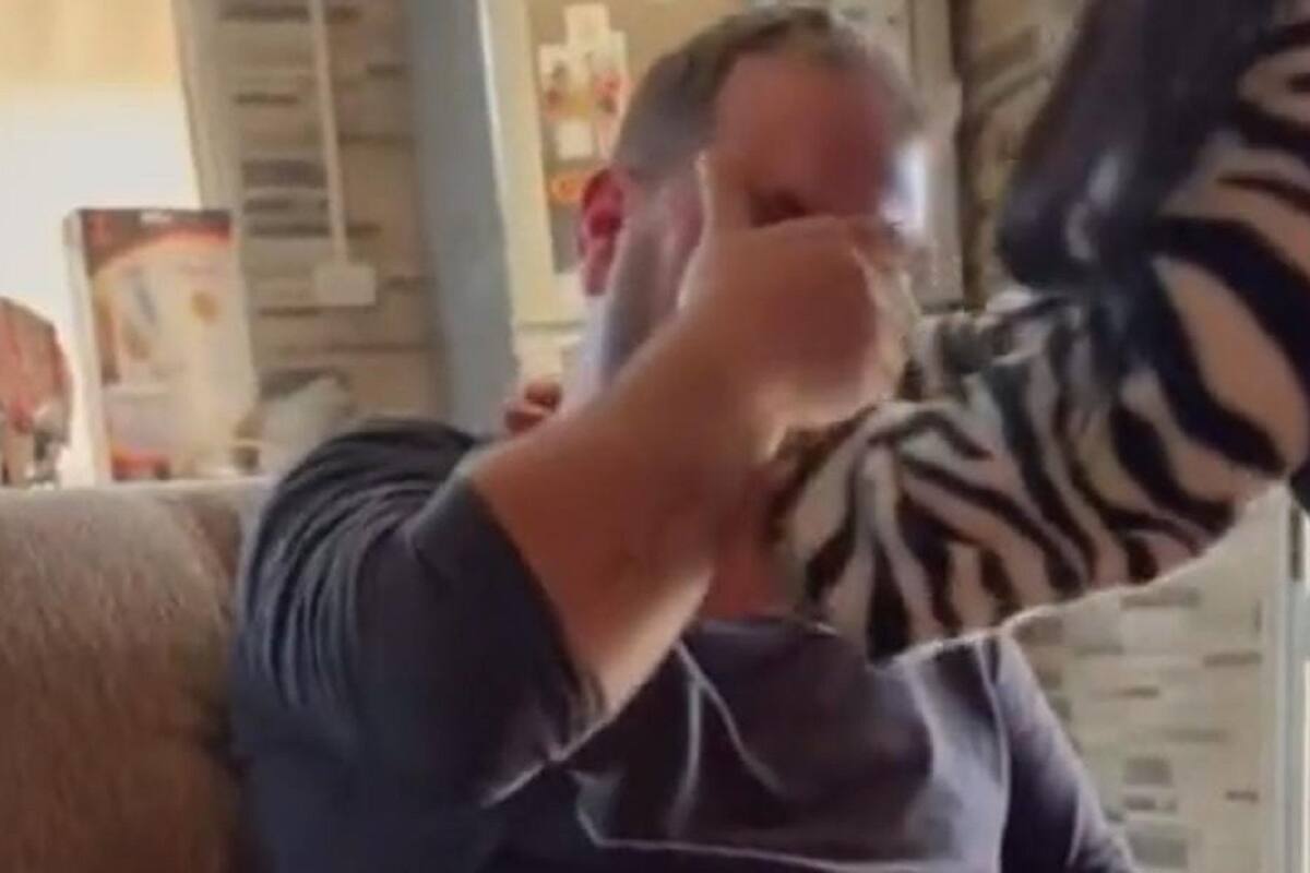 VIDEO VIRAL: Joven uruguaya hace llorar a su padrastro con tatuaje en su honor