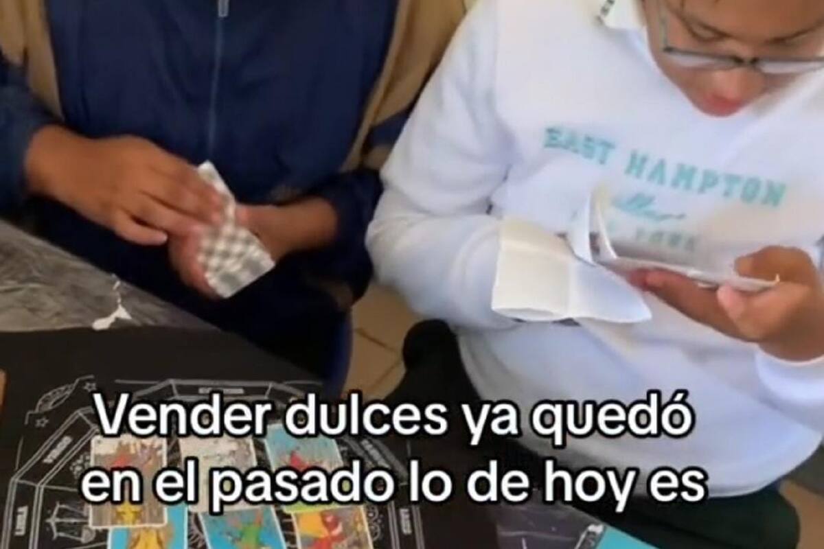 Jóvenes se vuelven virales en TikTok al leer el tarot en su salón de clases