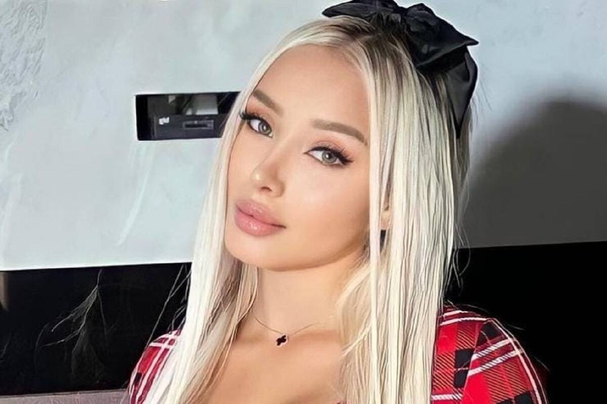 Daniella Chávez luce sus grandes encantos con llamativo corsé