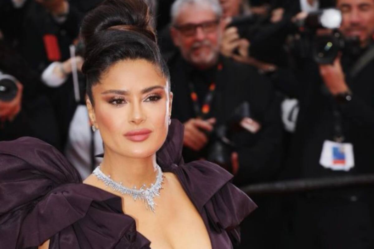 Salma Hayek disfruta de bucear con un sexy bikini
