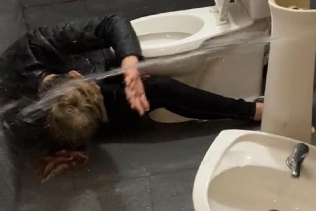VIDEO VIRAL: Fiesta termina mal y rompen el baño de la casa