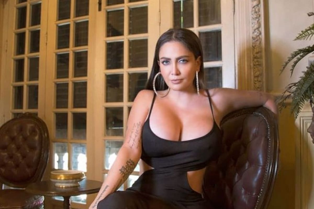 Celia Lora presume sus enormes encantos vistiendo solo un mandil