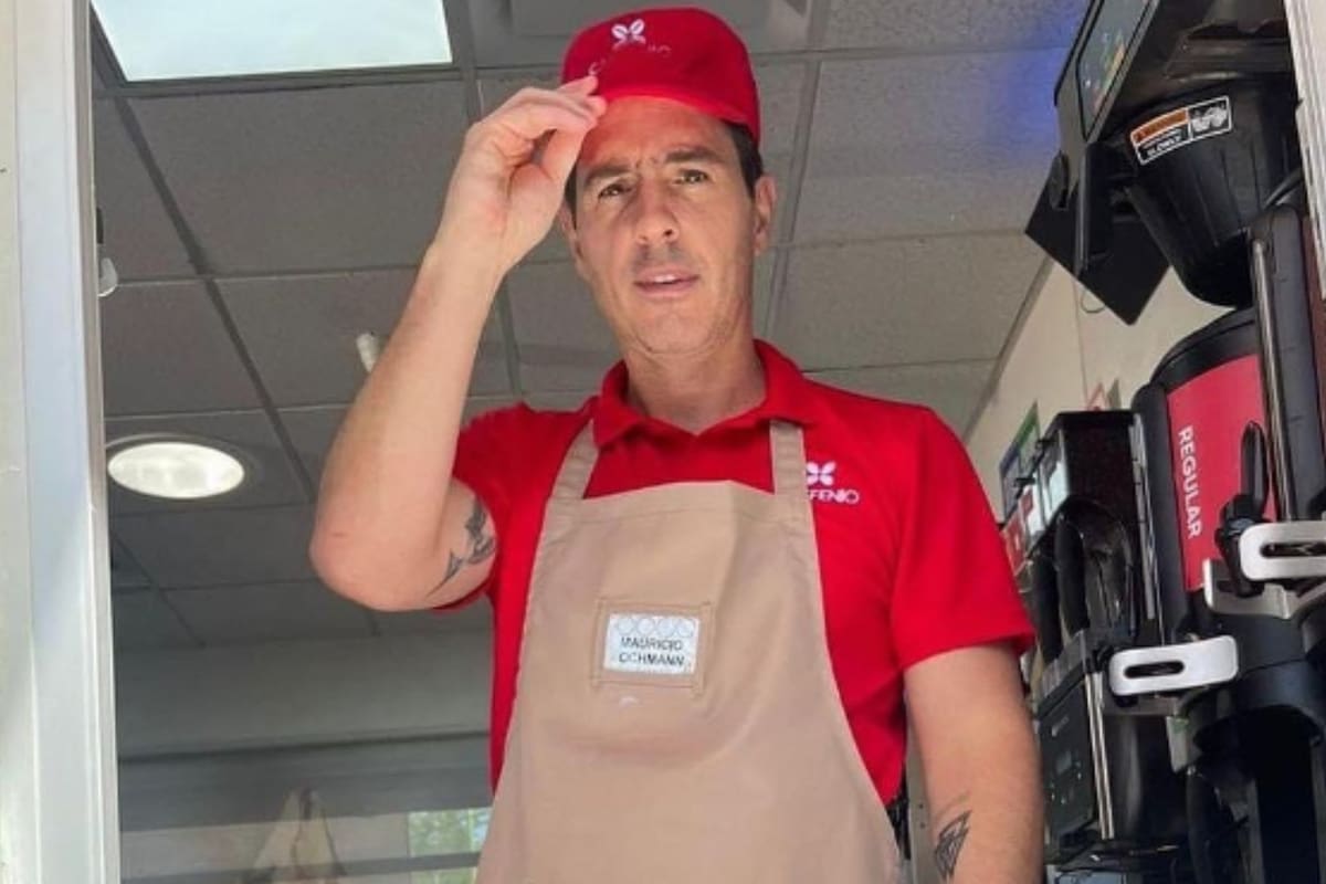 Captan a Mauricio Ochmann atendiendo cafetería en Hermosillo