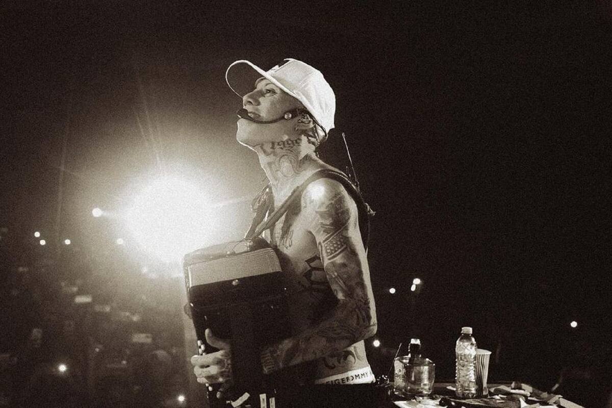 Santa Fe Klan saca solo concierto de Phoenix por ausencia de bailarines y músicos