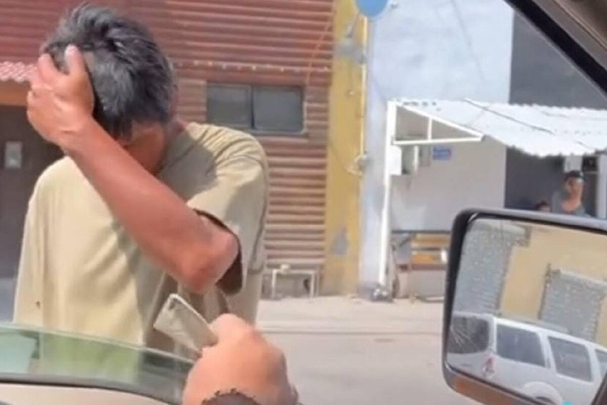 Indigente rechaza 200 pesos porque lo quisieron poner a limpiar un carro