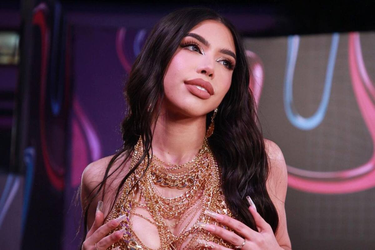 Yeri Mua cautiva a todos enseñando sus curvas en el Carnaval de Kanasín 2023