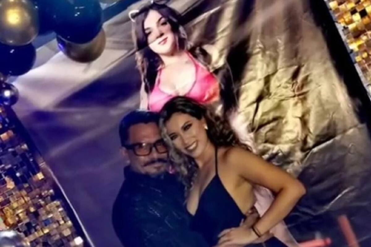 Mujer celebra el cumpleaños de su esposo con temática de Karely Ruíz