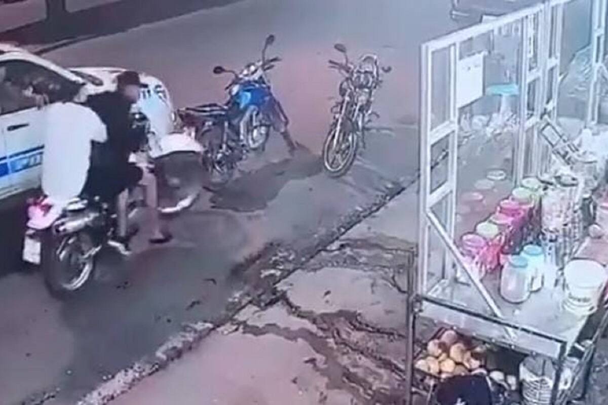 VIDEO VIRAL: Policía atrapa a ladrones que acababan de asaltar un puesto