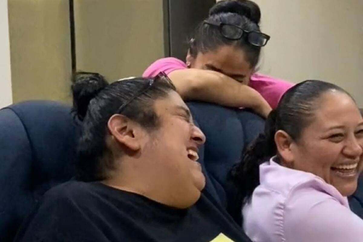 Joven les da “pastel espacial” a sus tías y graba sus reacciones