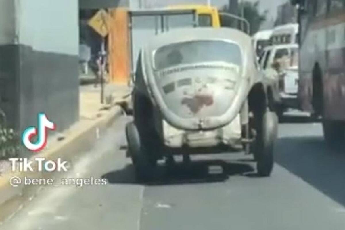 Como “Los Picapiedra”: Captan a hombre empujando su carro con los pies