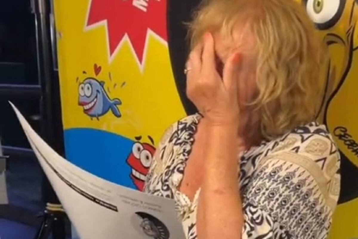 Señora llora luego de que le hicieran un dibujo junto a su esposo fallecido