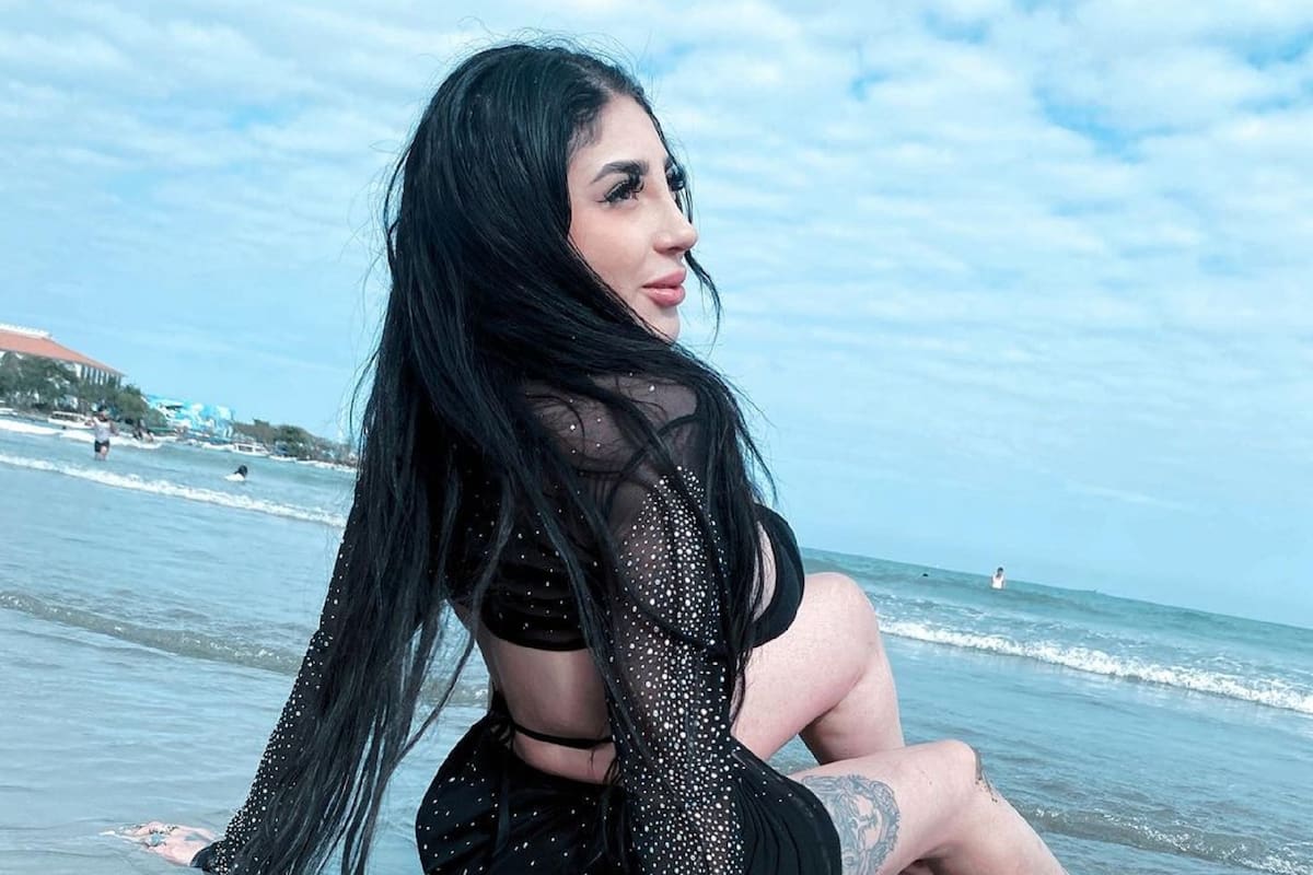 Con ajustado bikini, Bellakath presume su tuneada figura y genera comentarios divididos