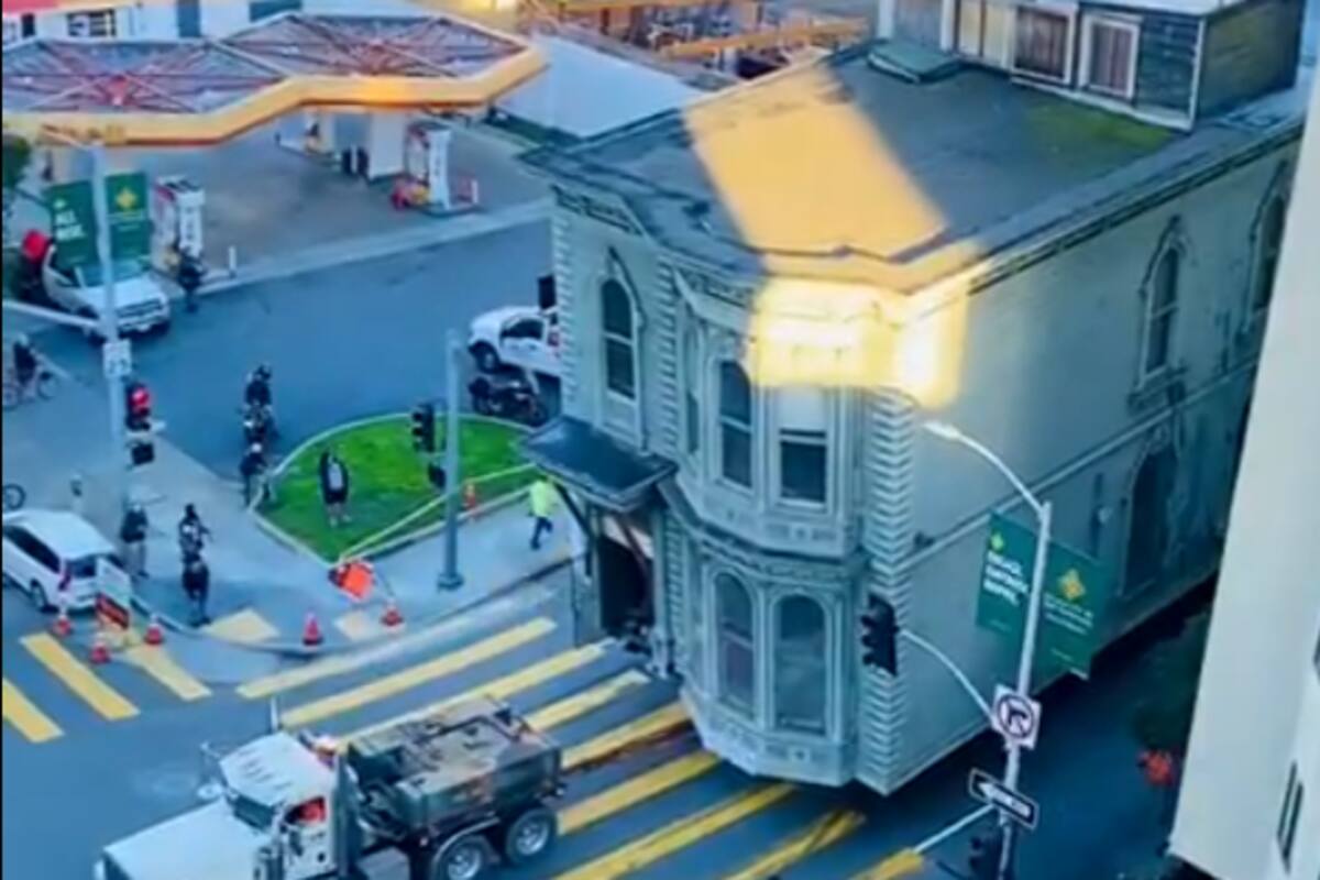 VIDEO: "Mudan" enorme vivienda estilo vitoriano por las calles de San Francisco