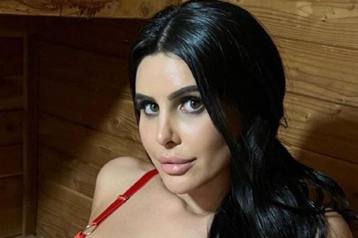 Lily Adrianne modela desde el sauna su ropa interior roja