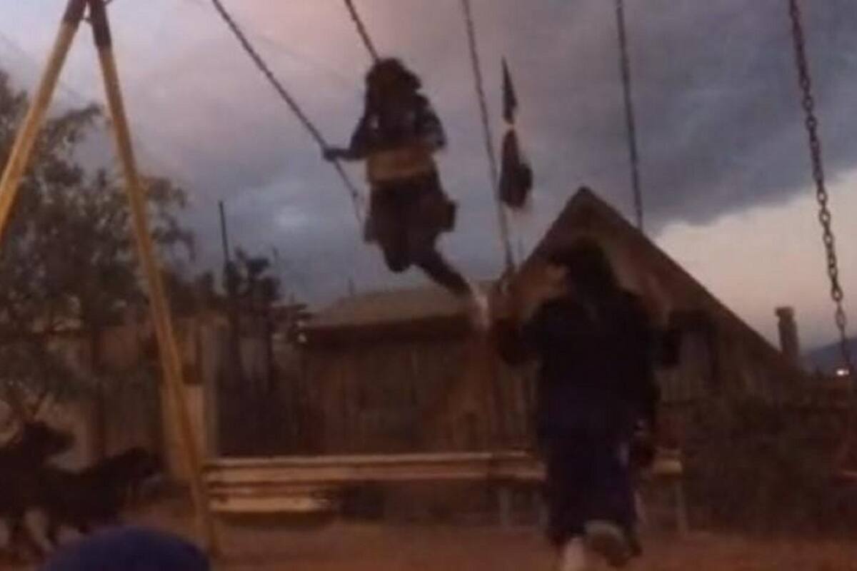 VIDEO VIRAL: Jóvenes son atacadas por perros mientras se columpiaban