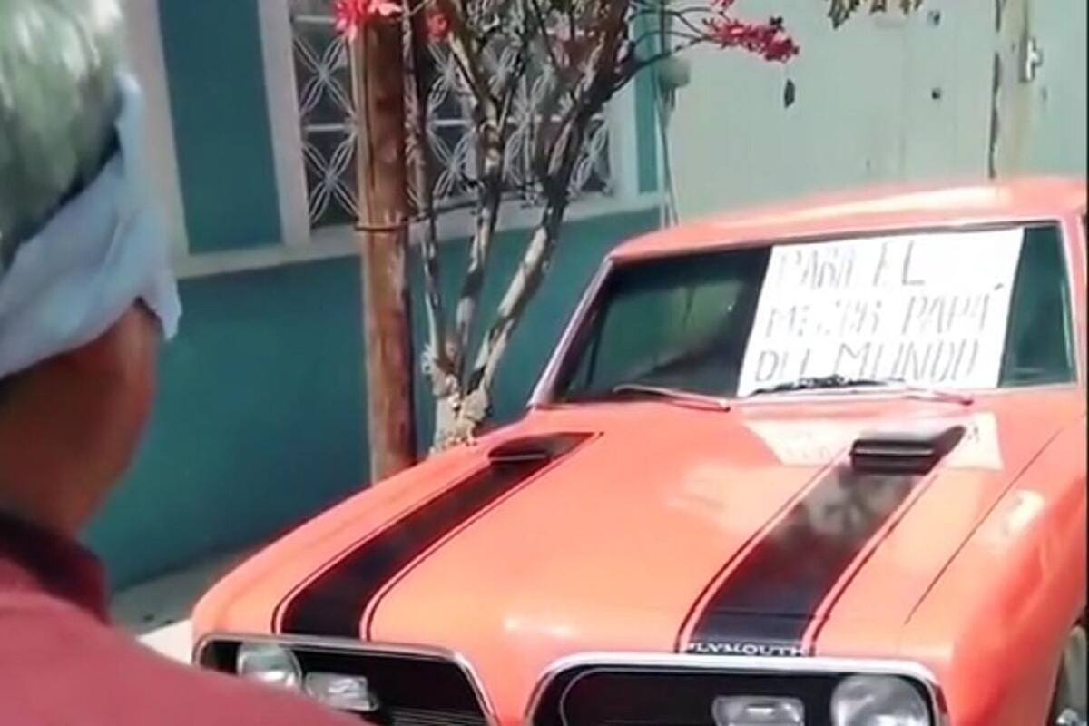 Joven le regala a su papá el carro que tuvo que vender para pagar sus estudios