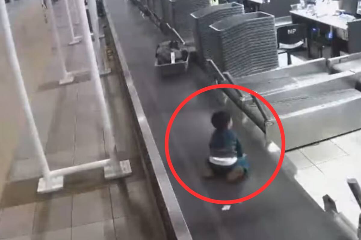 Niño termina en banda de equipaje, en aeropuerto, tras descuido de sus padres