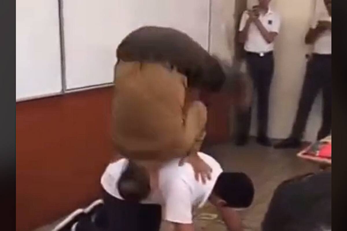 TikTok: Profesor realiza increíble acrobacia frente a sus alumnos y se vuelve viral