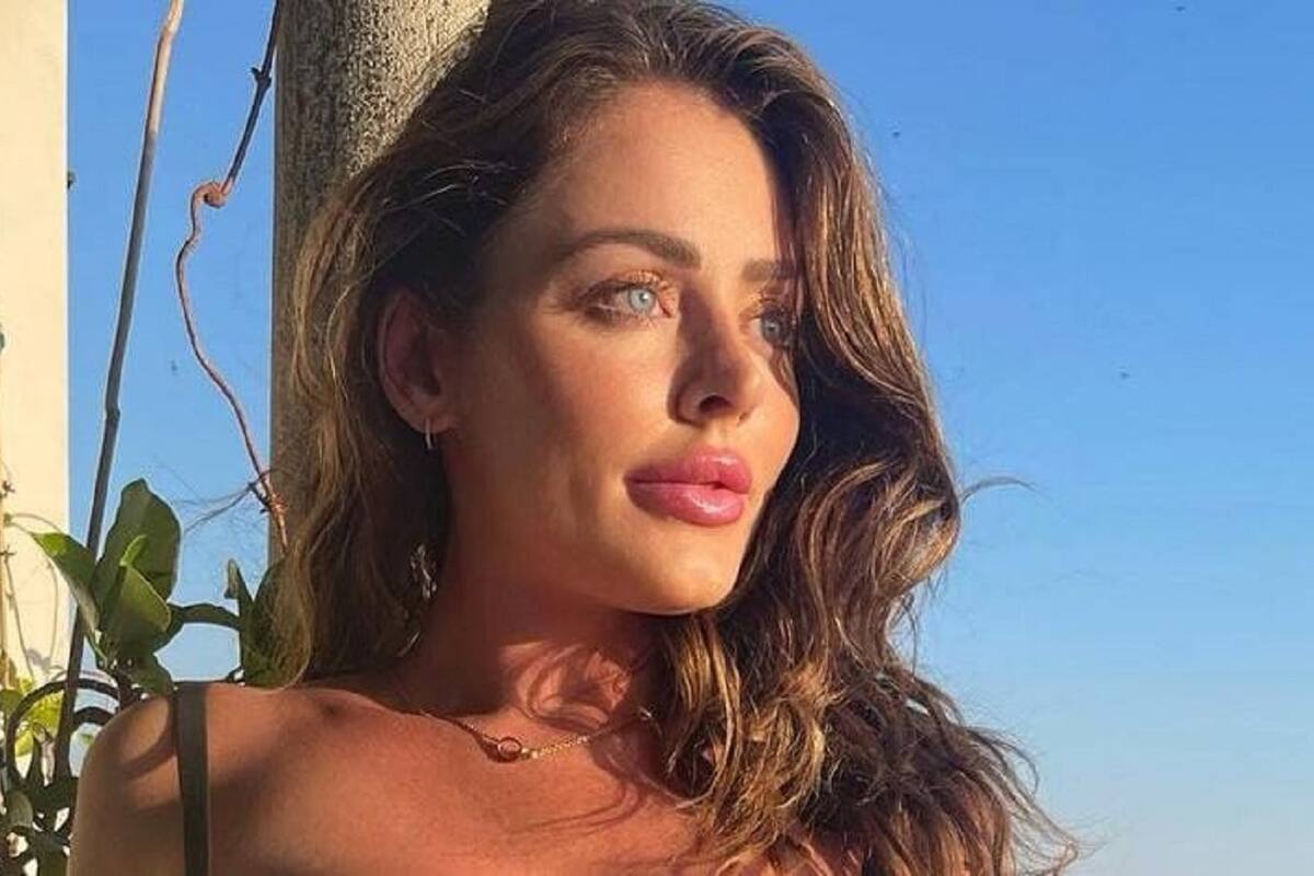 Sophie Dee acapara las miradas de sus fans al modelar su colorido bikini