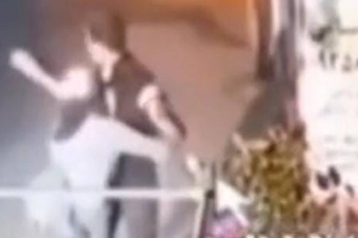 Chica se va con ladrón que la asaltó luego de que su acompañante saliera corriendo