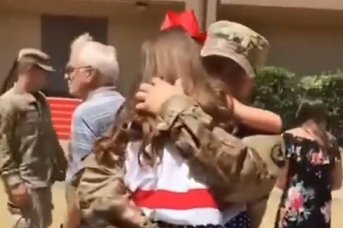 Niña vuelve a ver a su padre militar después de 9 meses y no puede evitar llorar